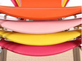 Suite de 4 chaises scandinaves serie 7, 4 couleurs.