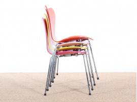 Suite de 4 chaises scandinaves serie 7, 4 couleurs.