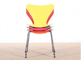 Suite de 4 chaises scandinaves serie 7, 4 couleurs.