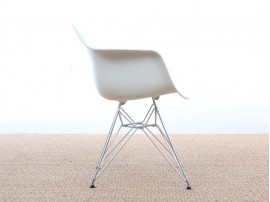 Suite de 4 fauteuils Eames Plastic Armchair DAR blanc 