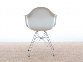 Suite de 4 fauteuils Eames Plastic Armchair DAR blanc 