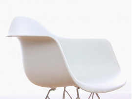 Suite de 4 fauteuils Eames Plastic Armchair DAR blanc 