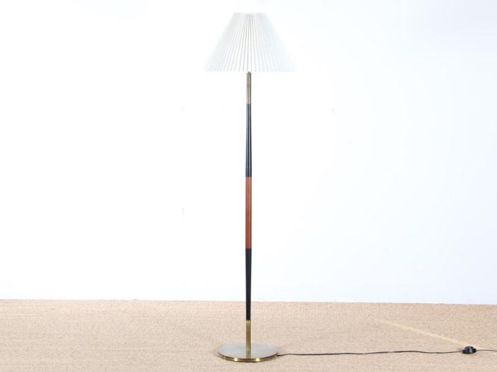 Grand lampadaire scandinave en teck et laiton