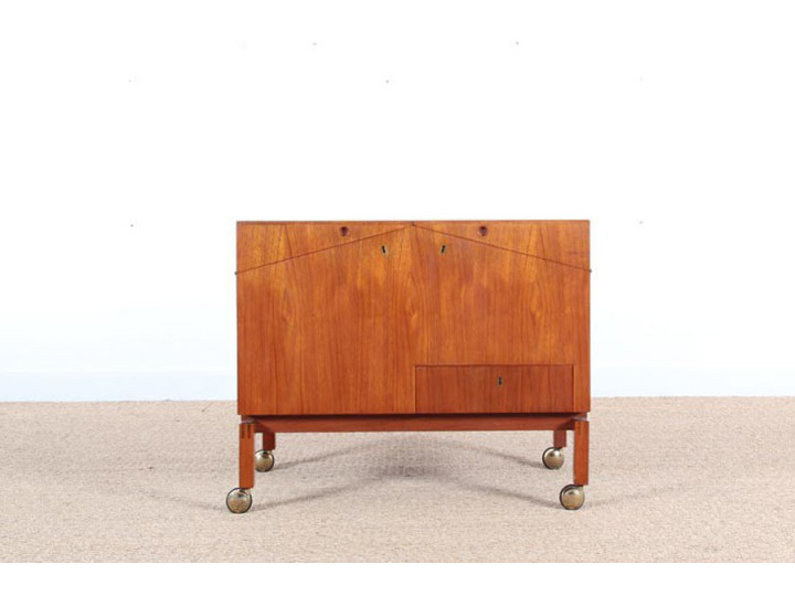 Mid century modern teak bar cube mounted on castors by Leif Alring