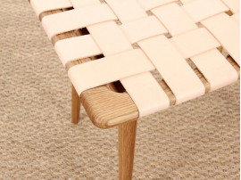 tabouret repose ou pied scandinave en cuir