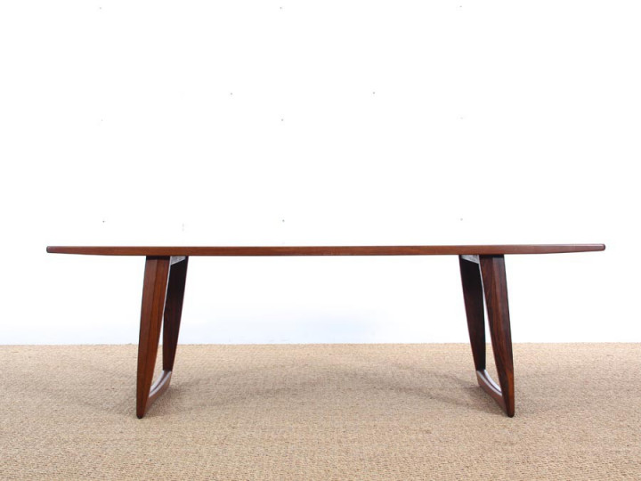 Mid-Century  modern large  coffe table in Rio rosewood with sledge legs.