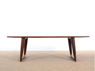 Mid-Century  modern large  coffe table in Rio rosewood with sledge legs.