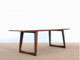 Mid-Century  modern large  coffe table in Rio rosewood with sledge legs.