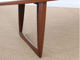Mid-Century  modern large  coffe table in Rio rosewood with sledge legs.