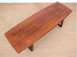 Mid-Century  modern large  coffe table in Rio rosewood with sledge legs.