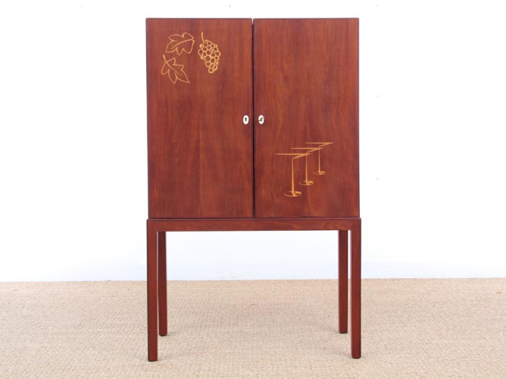 Mid-Century Modern bar-cabinet in teak