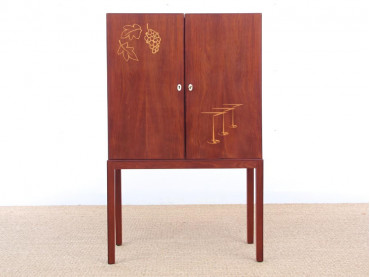 Mid-Century Modern bar-cabinet in teak