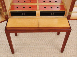 Mid-Century Modern bar-cabinet in teak