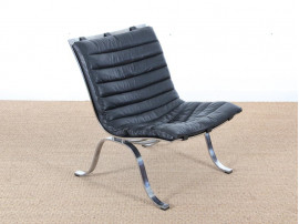 Fauteuil  Ariet en  cuir noir et acier. 