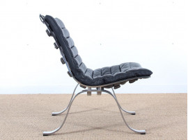 Fauteuil  Ariet en  cuir noir et acier. 