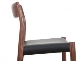 Chaise moller 77 noyer cuir noir, nouvelle édition