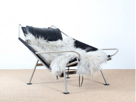 Lounge chair Flag Halyard PP 225 by Hans Wegner, steel base, black rope. New edition