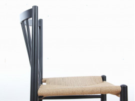 Suite de 4 chaises  J80 en hêtre laqué noir et corde naturelle. Nouvelle édition.