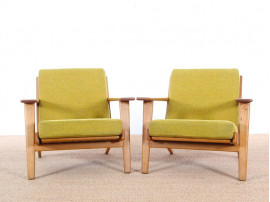 Mid century modern pair of armchairs model GE 290 by Hans Wegner for Getama. 