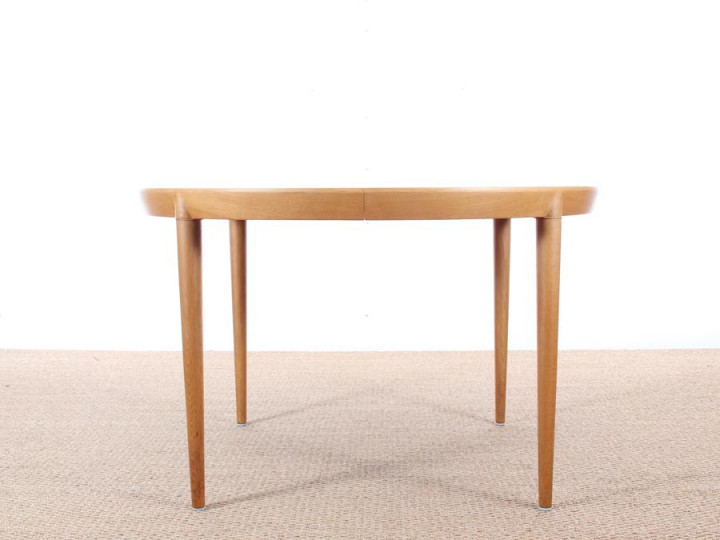 Mid-Century  modern  round dining table in oak by Erik Riisager-Hansen 4/10 seats.