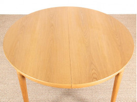 Mid-Century  modern  round dining table in oak by Erik Riisager-Hansen 4/10 seats.