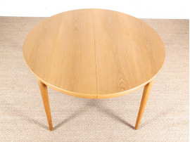 Mid-Century  modern  round dining table in oak by Erik Riisager-Hansen 4/10 seats.