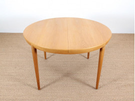 Mid-Century  modern  round dining table in oak by Erik Riisager-Hansen 4/10 seats.