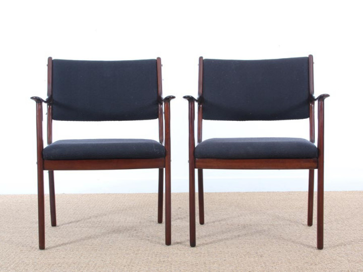 Mid-Century  modern  pair of arm chairs in mahogany model PJ-412 by Ole Wanscher