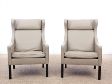 Mid-Century  modern  pair of Wing Chairs 2204 by Borge Mogensen