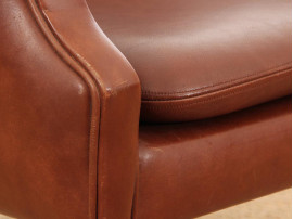 Fauteuil scandinave en cuir cognac