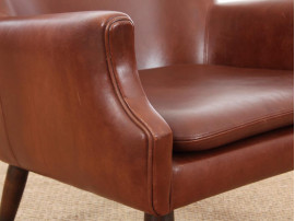 Fauteuil scandinave en cuir cognac