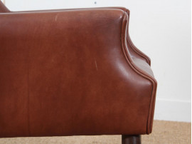 Fauteuil scandinave en cuir cognac