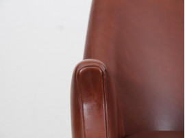 Fauteuil scandinave en cuir cognac