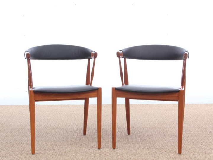 Mid century modern pair of armchair in teak and brown leather by Johannes Andersen