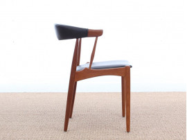 Mid century modern pair of armchair in teak and brown leather by Johannes Andersen