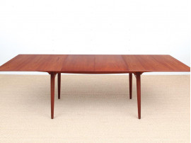 Extending dining table by Hans Wegner AT-310 in teck