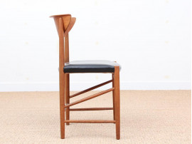 Suite de 6 chaises scandinaves en teck et cuir modele 317 
