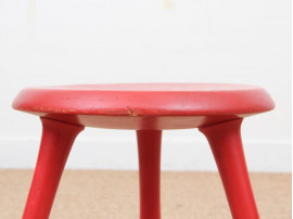 Tabouret scandinave tripode rouge. 