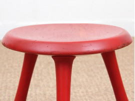 Tabouret scandinave tripode rouge. 