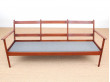 Banquette scandinave 3 places modèle PJ112 en teck. 