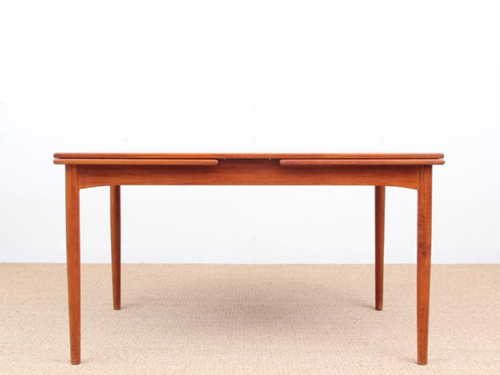 Mid-Century modern dining table in teak by Borge Mogensen, 6/10 seats. 