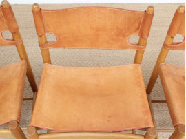 Suite de 4 chaises scandinaves  Modèle 3237