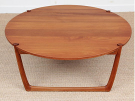 Mid-Century  modern scandinavian coffee table in solid teak by Peter Hvidt