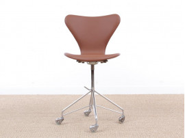 Mid-Century  modern scandinavian leather desk chair Model 3117 by Arne Jacobsen for Fritz Hansen