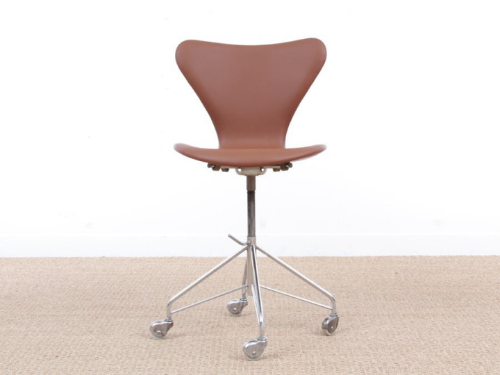 Mid-Century  modern scandinavian leather desk chair Model 3117 by Arne Jacobsen for Fritz Hansen