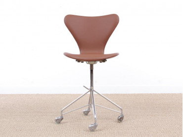 Mid-Century  modern scandinavian leather desk chair Model 3117 by Arne Jacobsen for Fritz Hansen