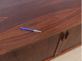 Enfilade scandinave en palissandre de Rio à portes rideau