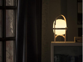 Lampe de table scandinave modèle Cestita. Edition neuve