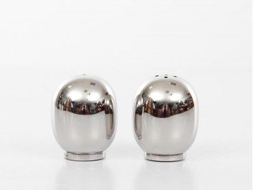 Set of 2 salt and pepper Super Egg grinders by Piet Hein. New edition.