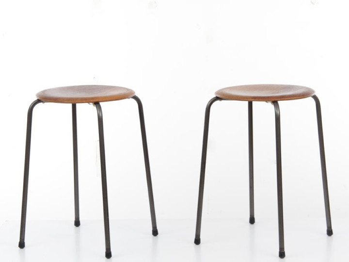 Paire de tabourets scandinaves en teck. Paire de tabourets scandinaves en teck.